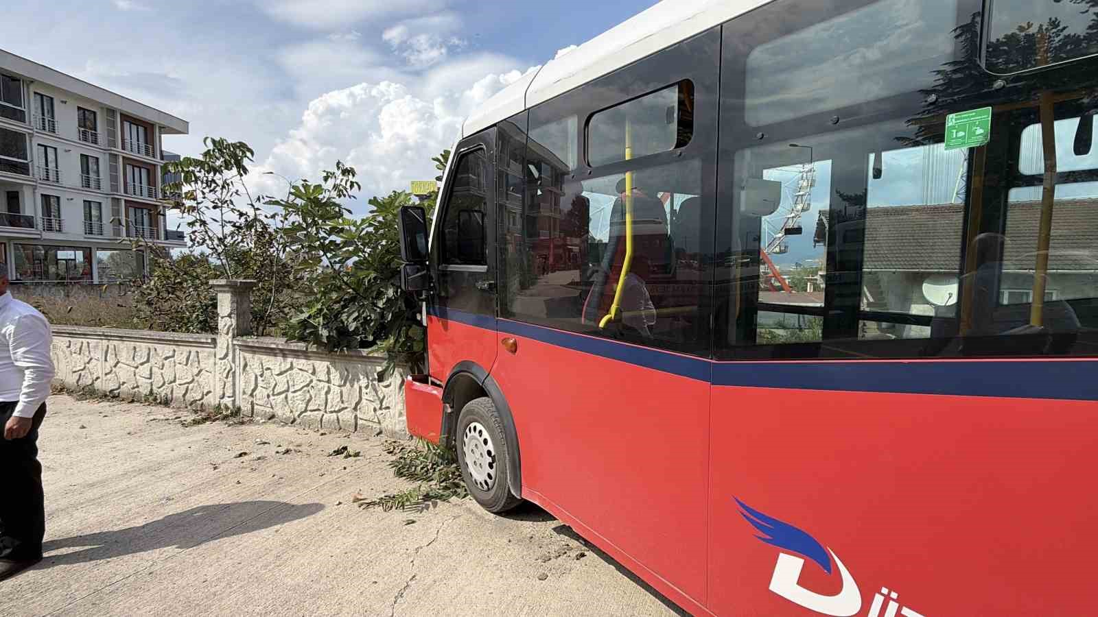 kopege-carpmamak-icin-manevra-yapan-halk-otobusu-duvara-carpti