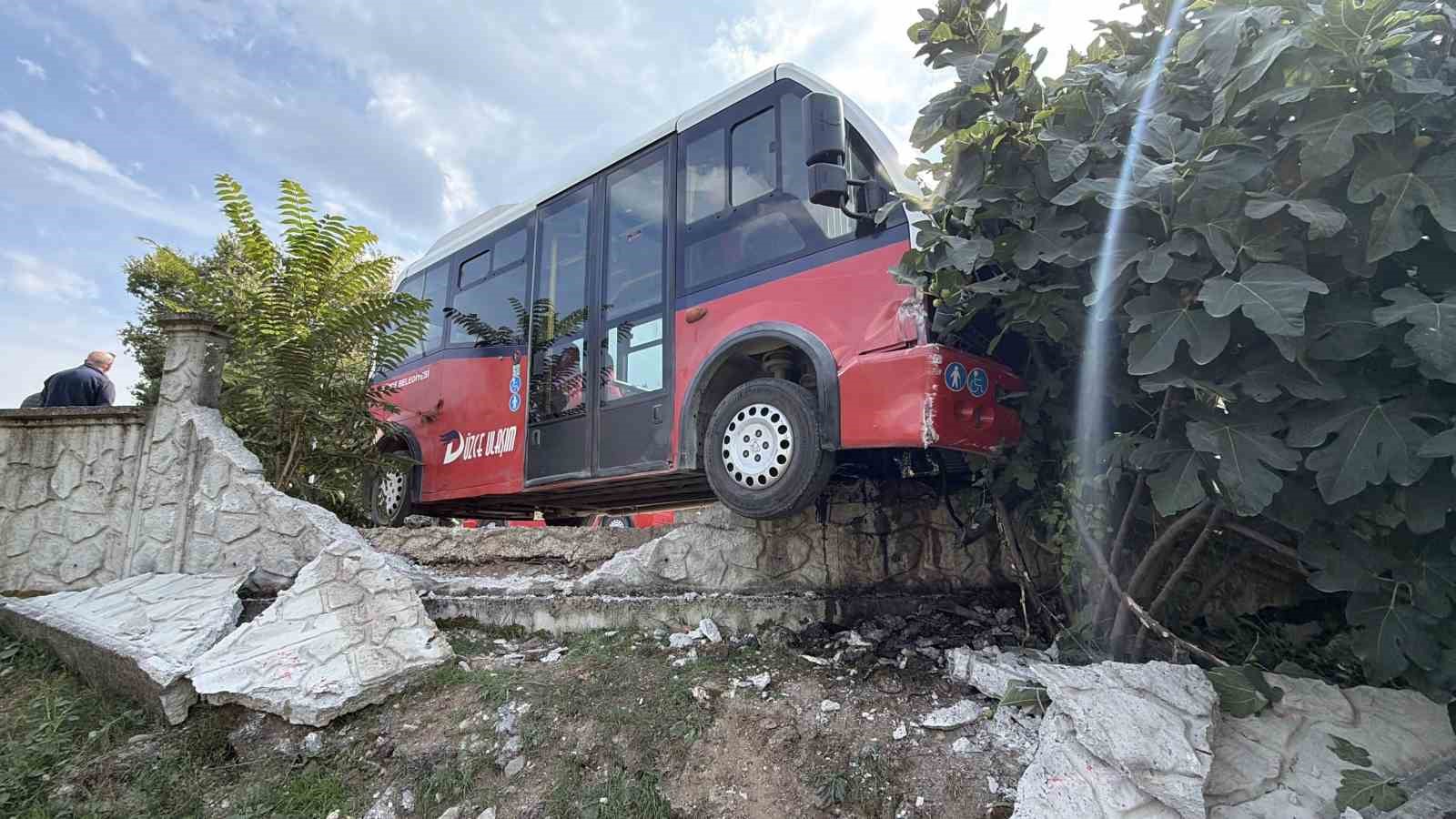 kopege-carpmamak-icin-manevra-yapan-halk-otobusu-duvara-carpti