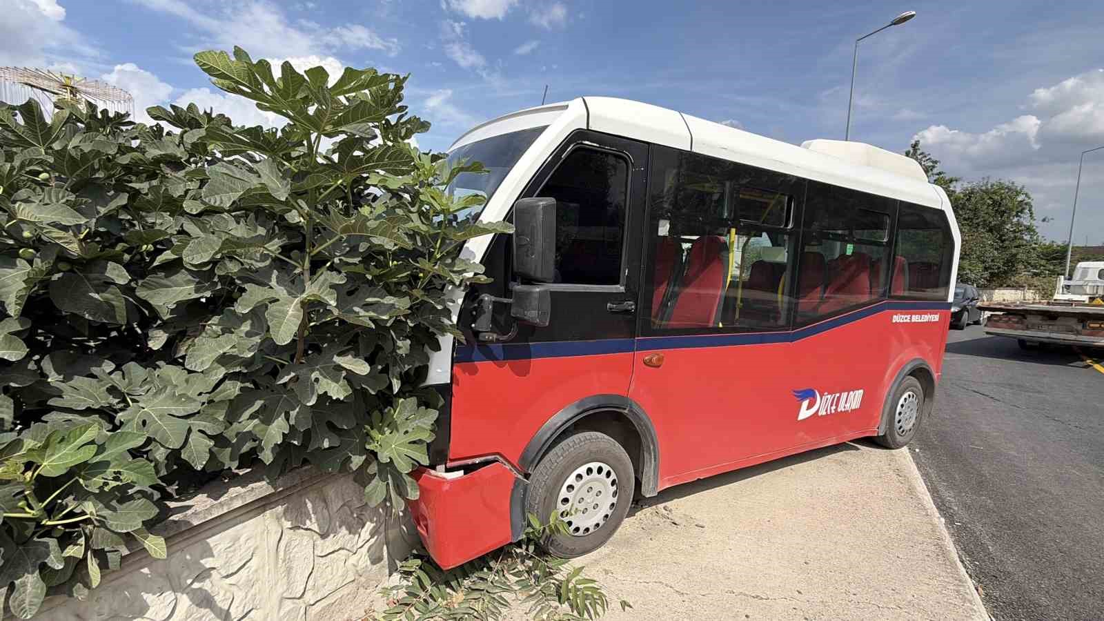 kopege-carpmamak-icin-manevra-yapan-halk-otobusu-duvara-carpti