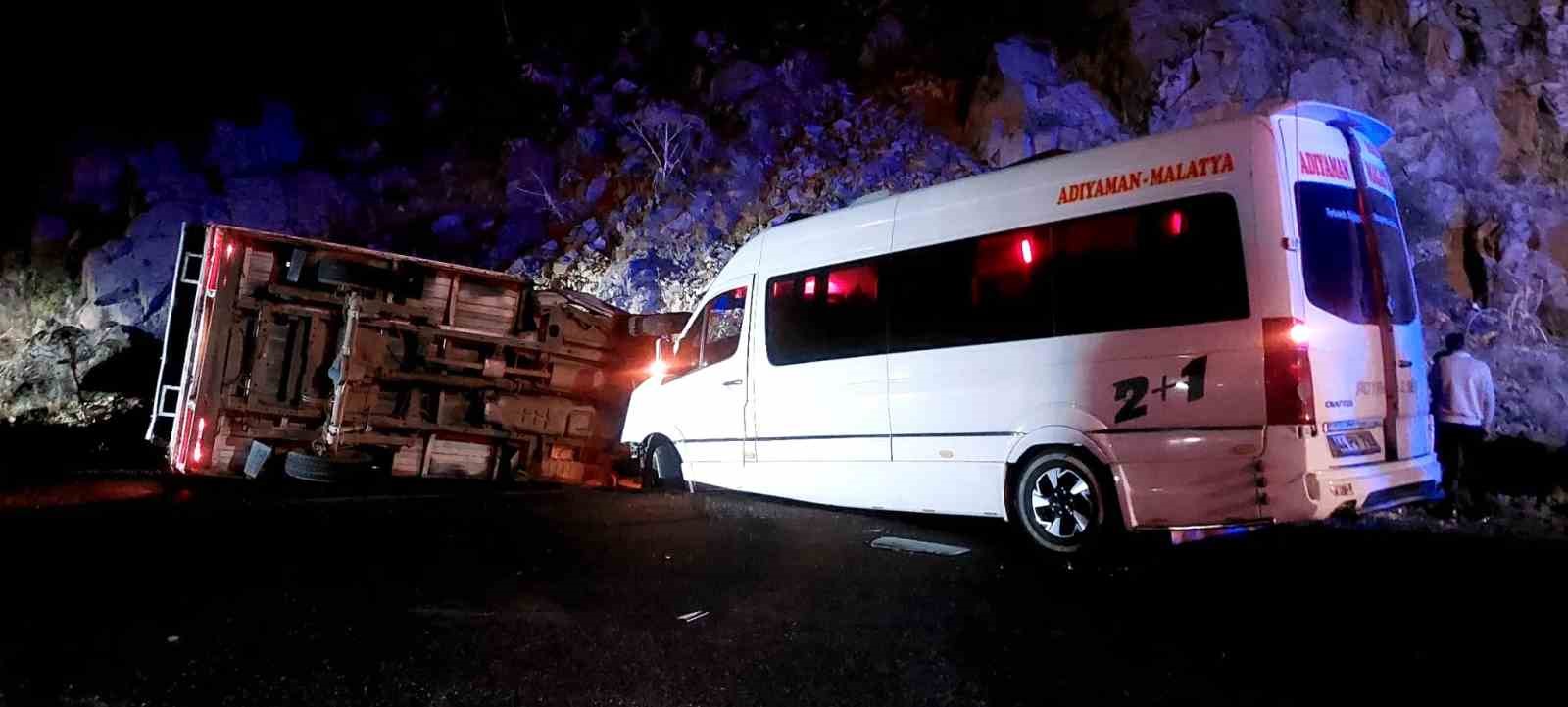 mevsimlik-findik-iscilerini-tasiyan-minibus-ile-kamyonet-carpisti-yaralilar-var