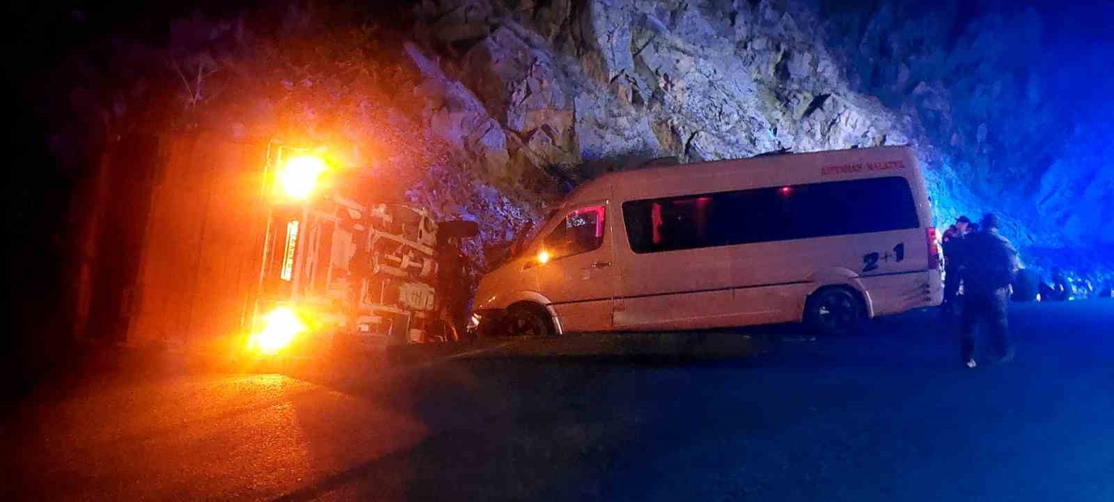mevsimlik-findik-iscilerini-tasiyan-minibus-ile-kamyonet-carpisti-yaralilar-var