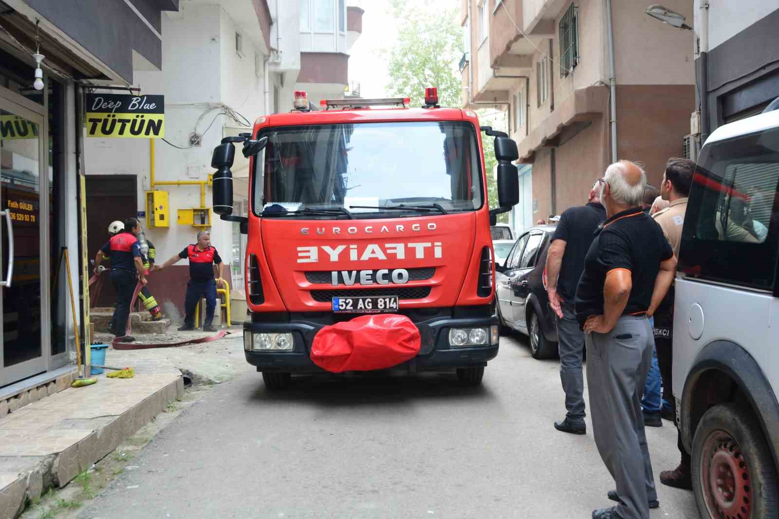 ocakta-unutulan-yemek-panige-neden-oldu-1-kisi-dumandan-etkilendi
