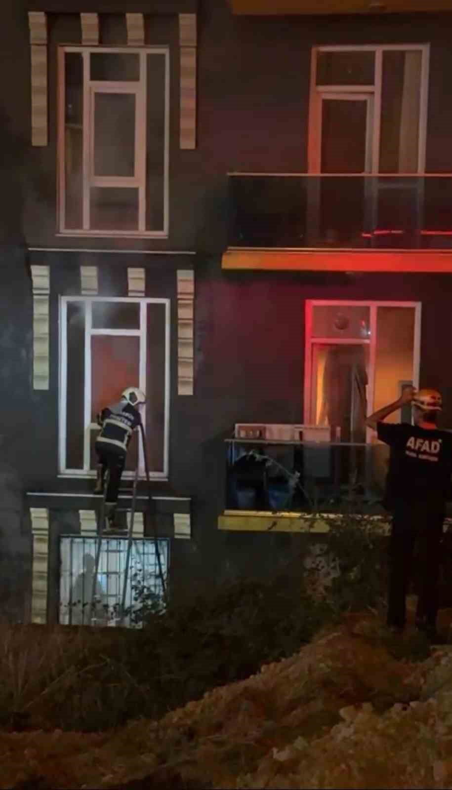 ogrencilerin-kaldigi-evde-yangin-cikti-2-kisi-dumanda-etkilendi