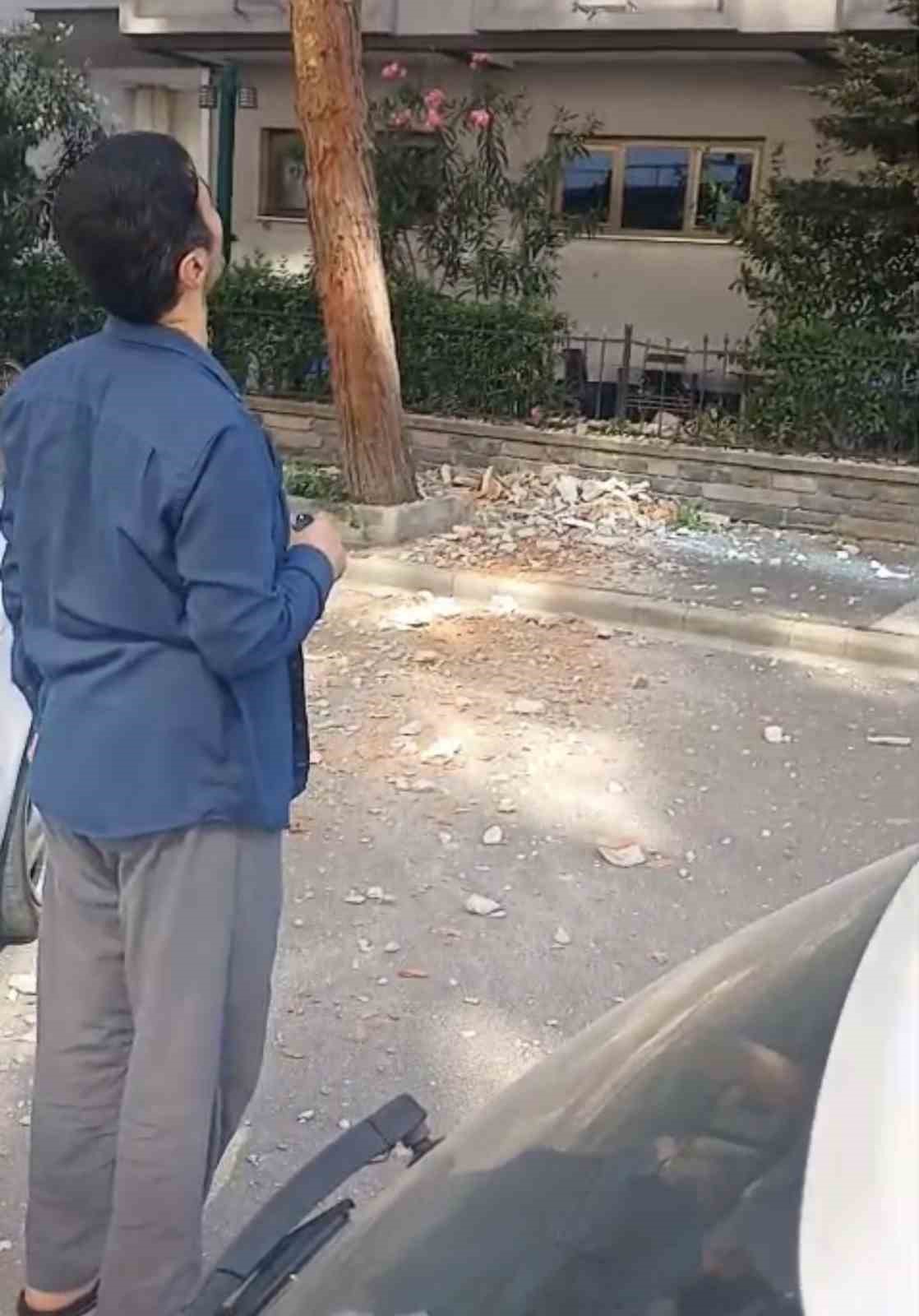 ogretmenevi-duvarindan-kopan-beton-parcalari-korkuttu