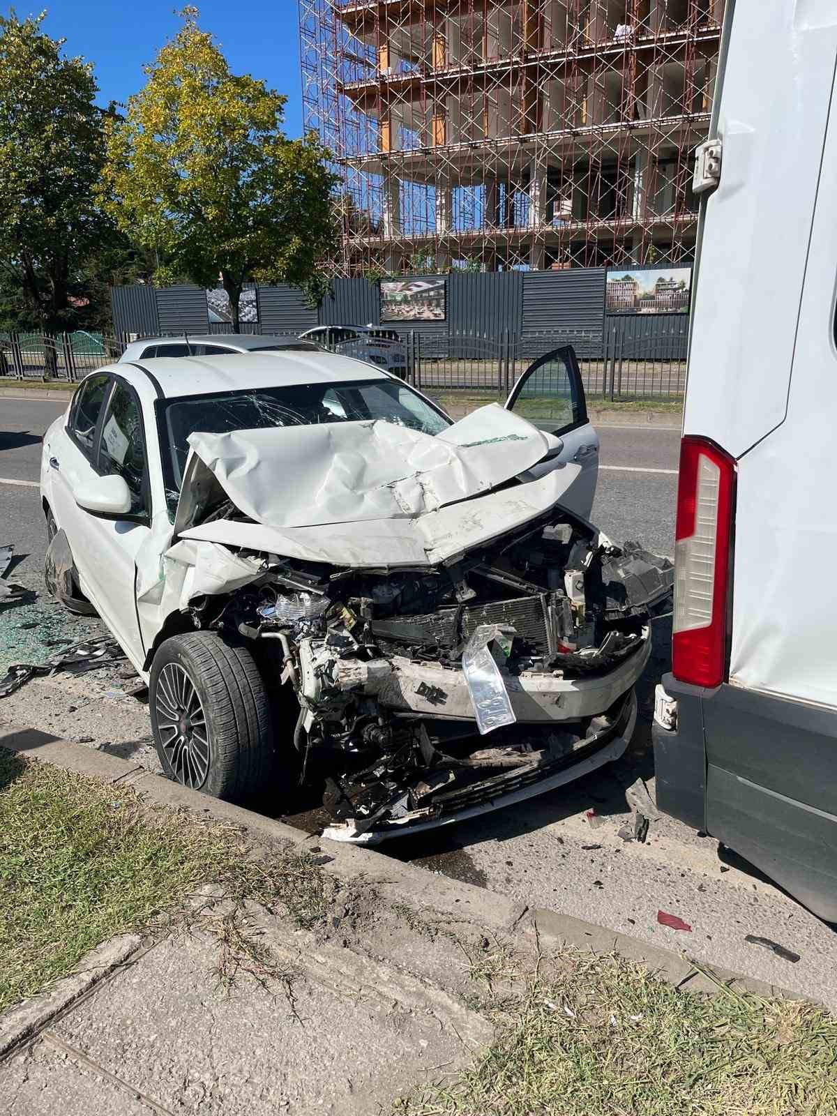 otomobil-minibuse-arkadan-carpti-4-yarali