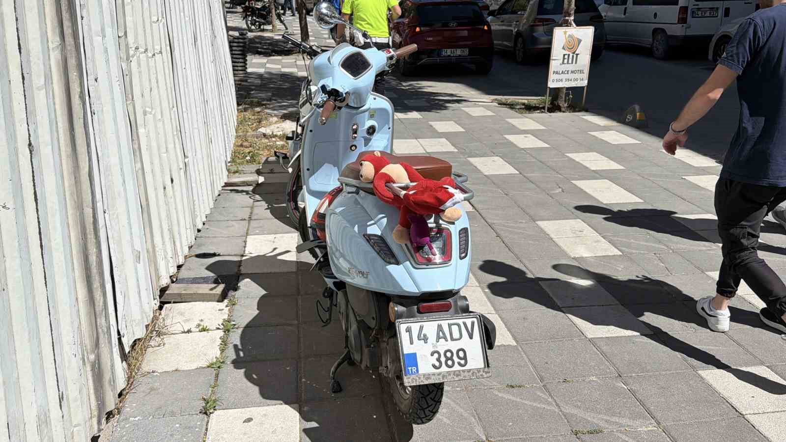 otomobile-carpmamak-icin-manevra-yapti-tas-dubaya-carpip-savruldu