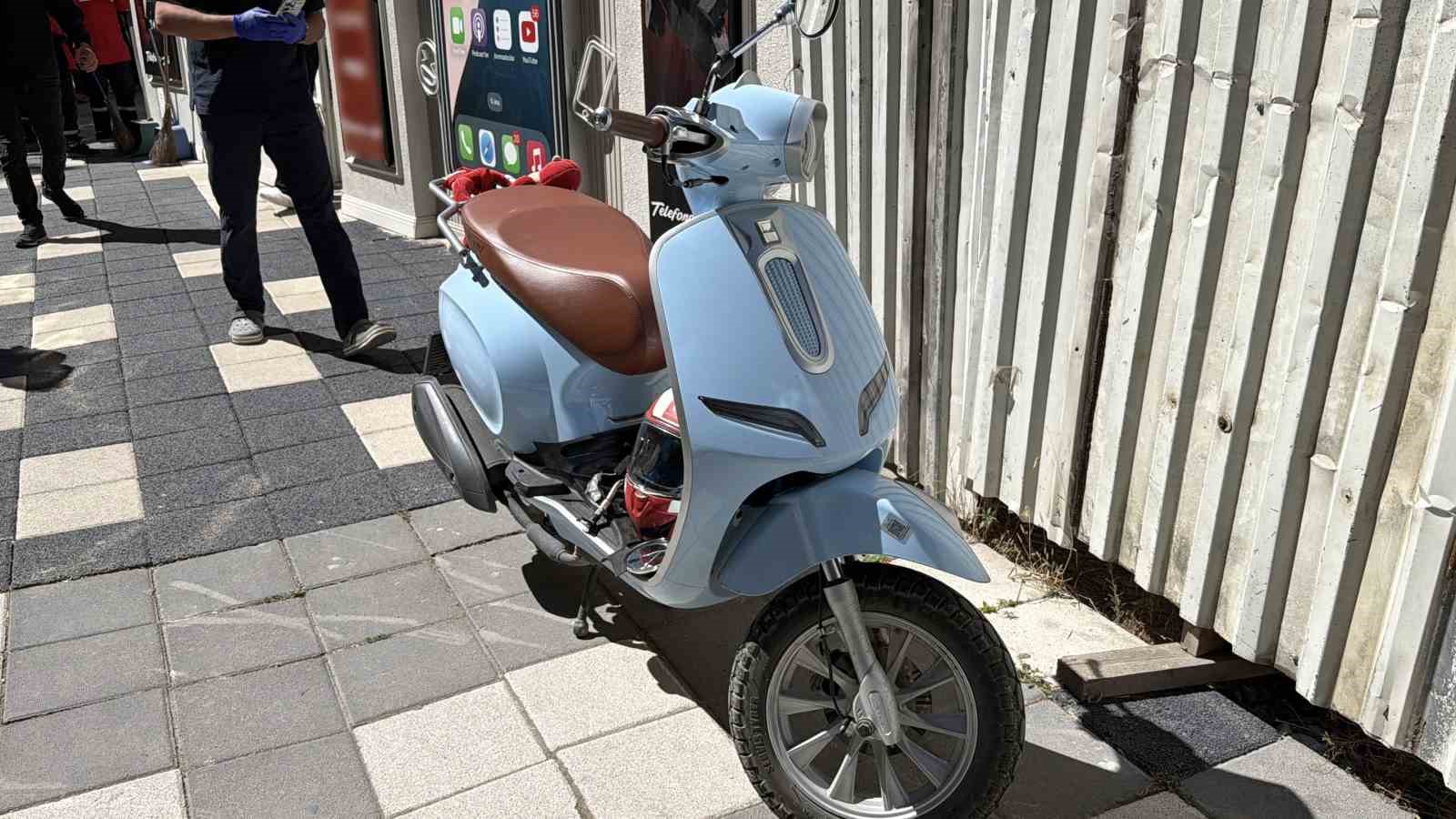 otomobile-carpmamak-icin-manevra-yapti-tas-dubaya-carpip-savruldu
