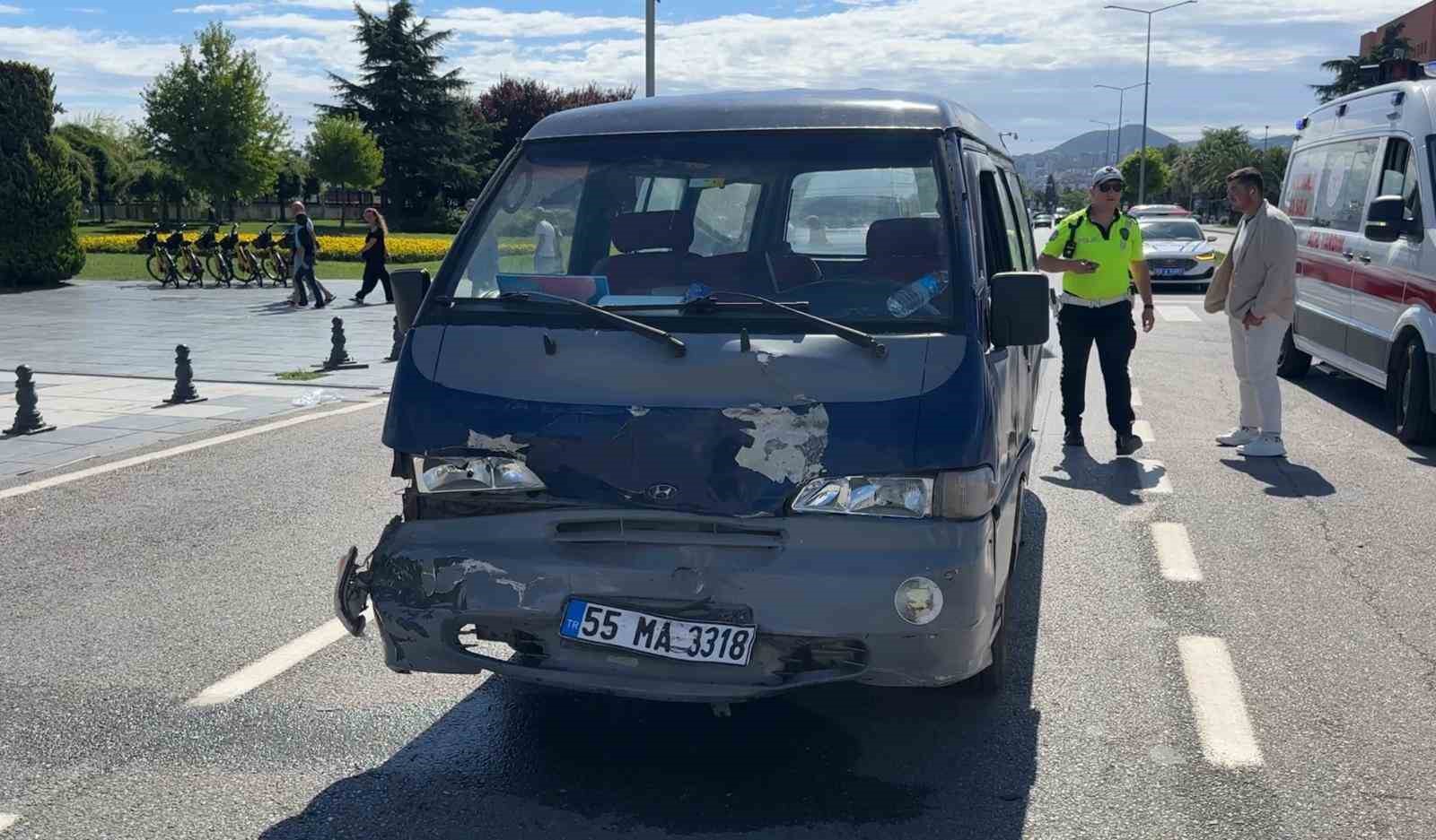 panelvan-minibus-suv-araca-carpti-1-yarali