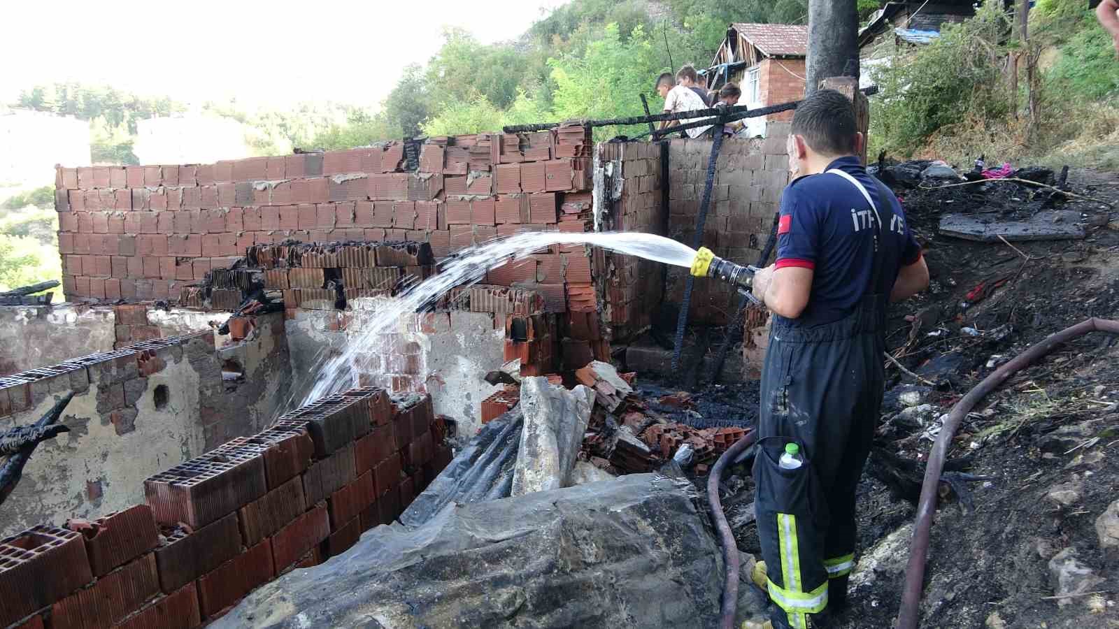 piknik-tupleri-bomba-gibi-patladi-iki-gecekondu-kule-dondu
