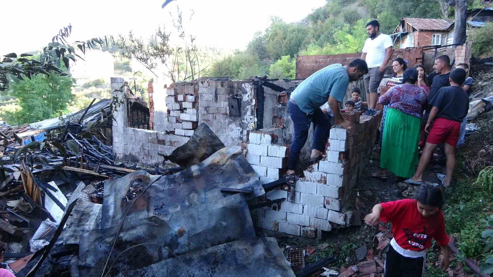 piknik-tupleri-bomba-gibi-patladi-iki-gecekondu-kule-dondu