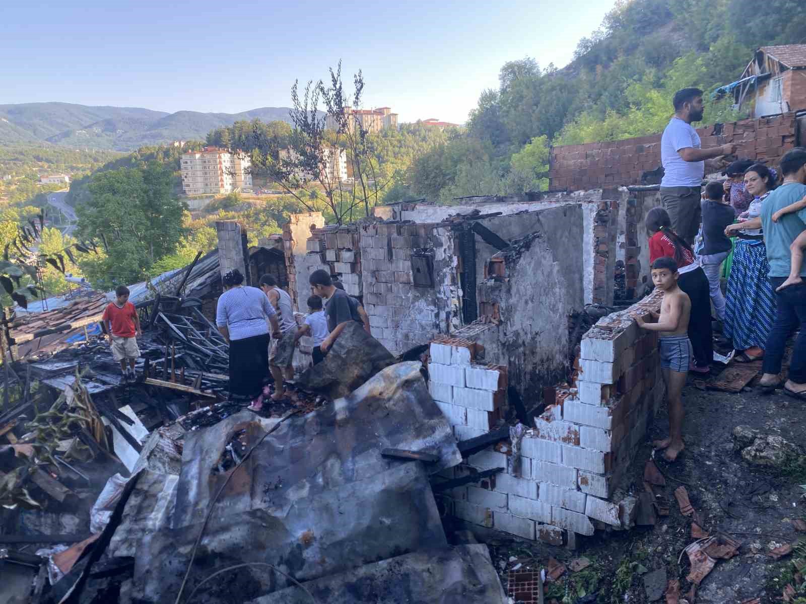 piknik-tupleri-bomba-gibi-patladi-iki-gecekondu-kule-dondu