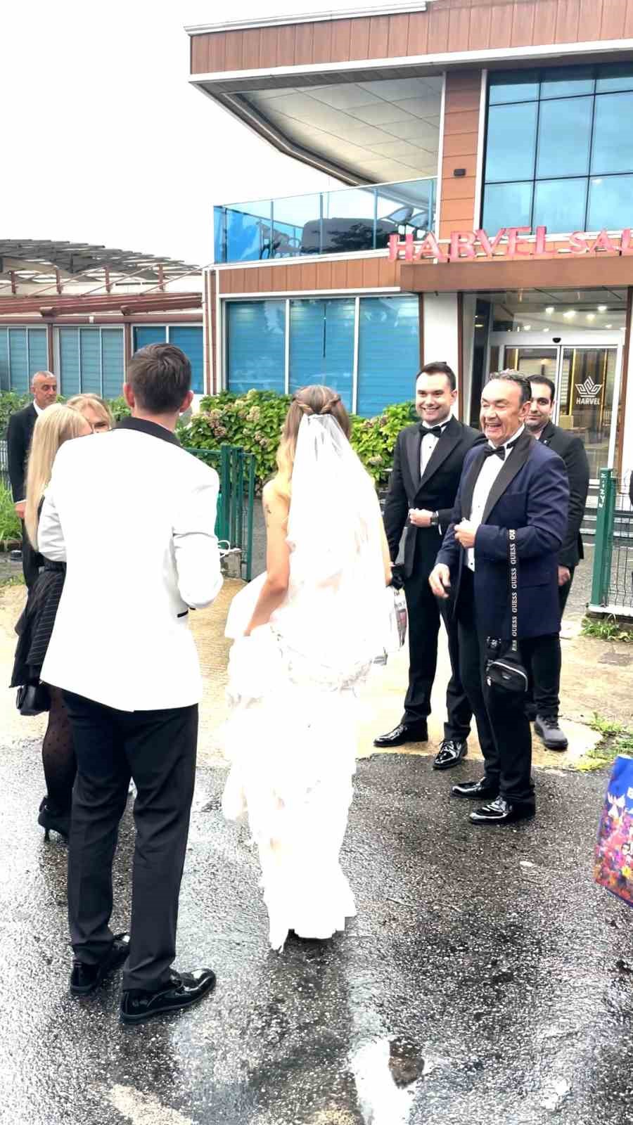 rizede-gelin-damat-sehir-ici-minibusle-dugun-salonuna-gitti