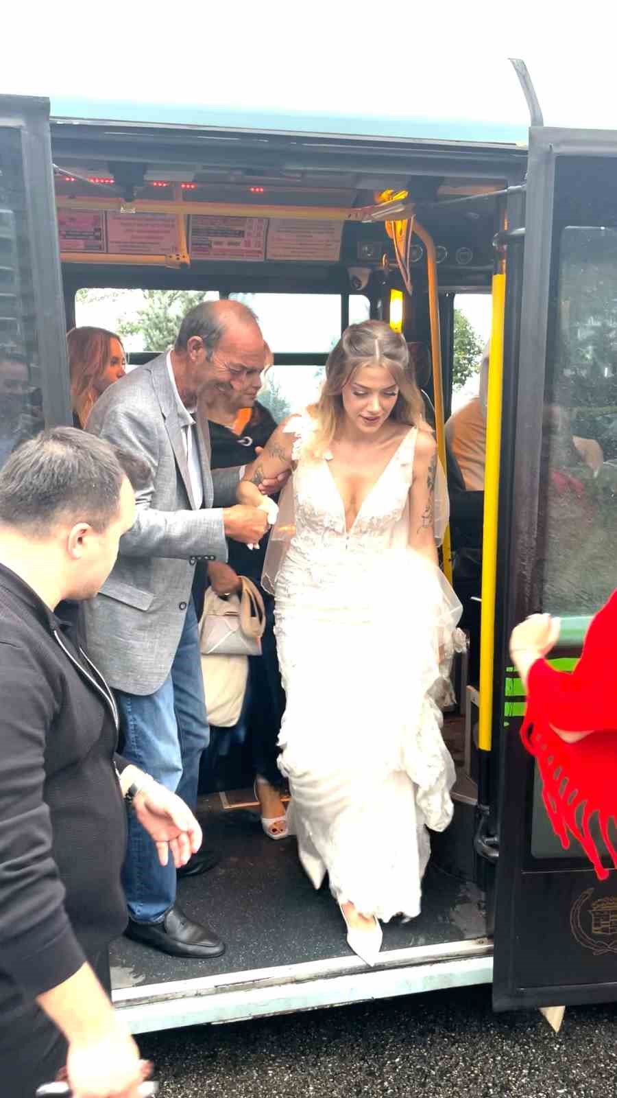 rizede-gelin-damat-sehir-ici-minibusle-dugun-salonuna-gitti