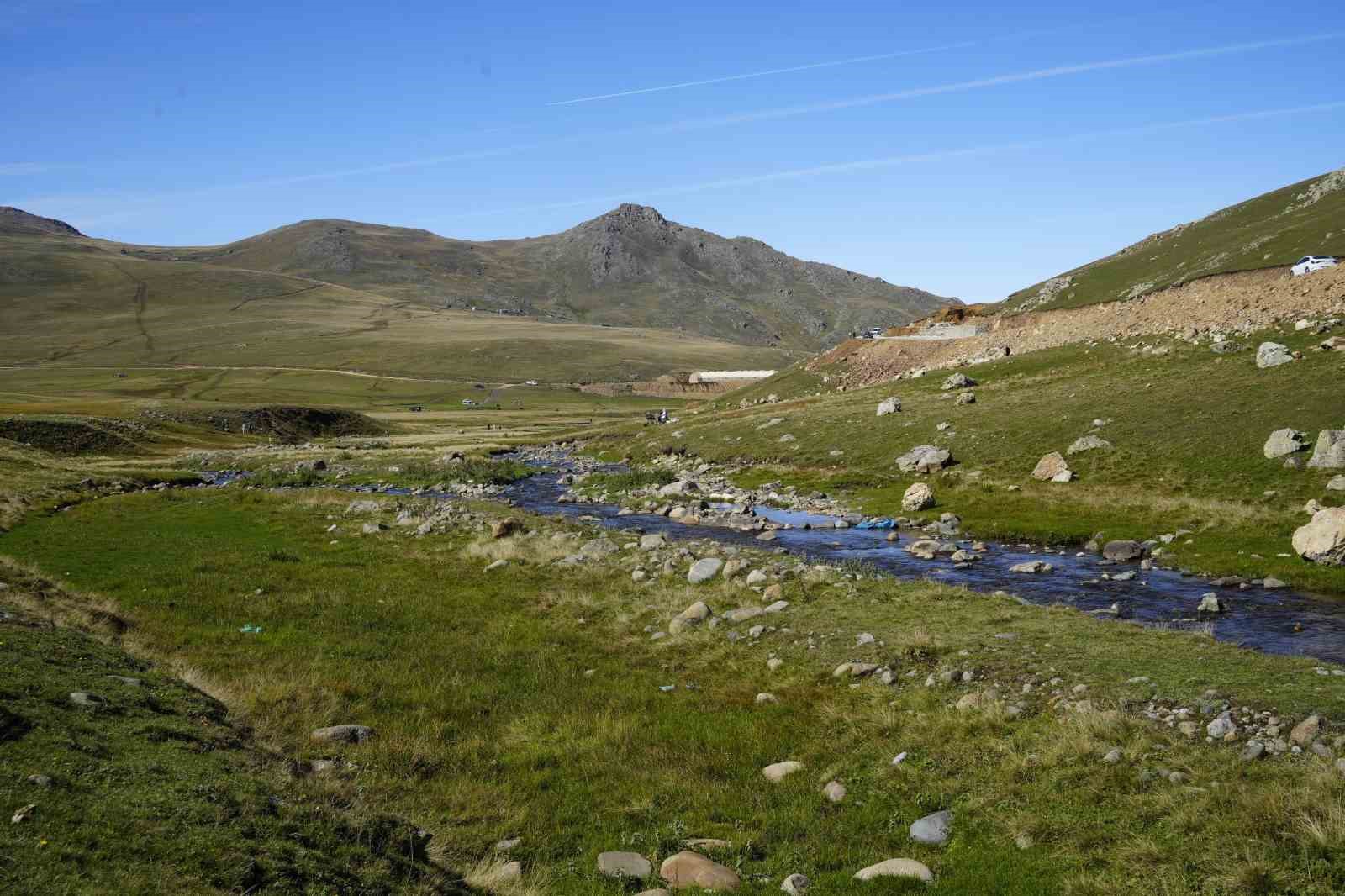 salahin-oturdugu-tasin-yanina-konulan-tabela-ve-bank-bir-gecede-kayboldu