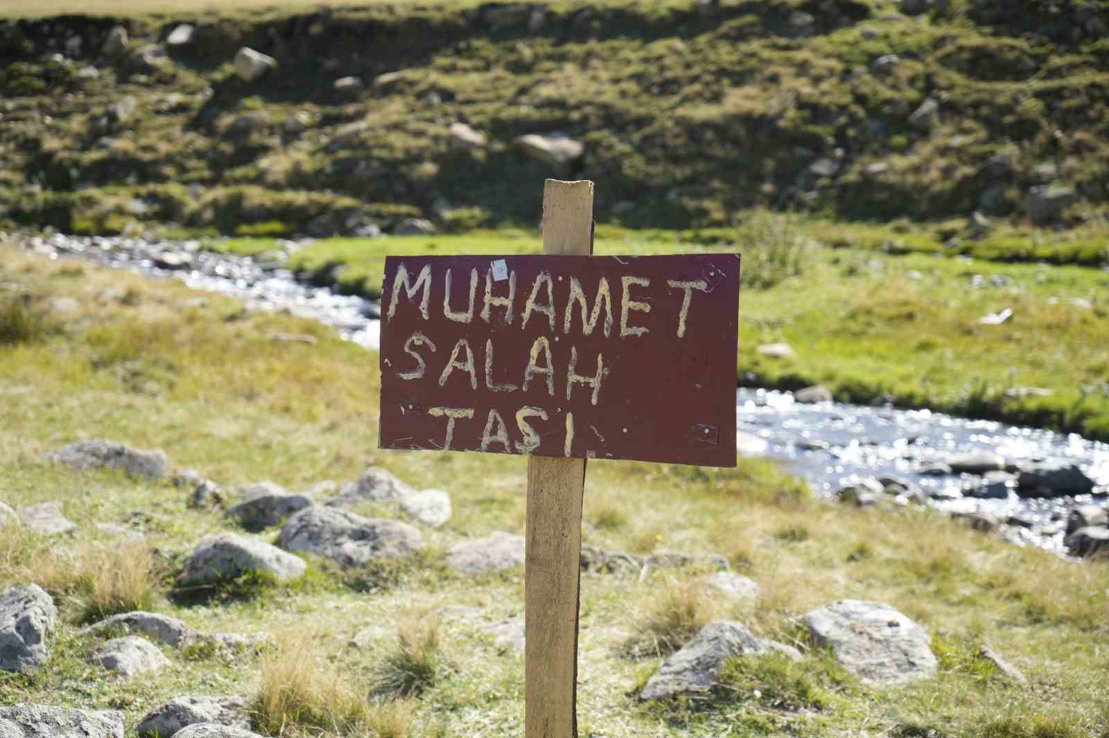 salahin-oturdugu-tasin-yanina-konulan-tabela-ve-bank-bir-gecede-kayboldu