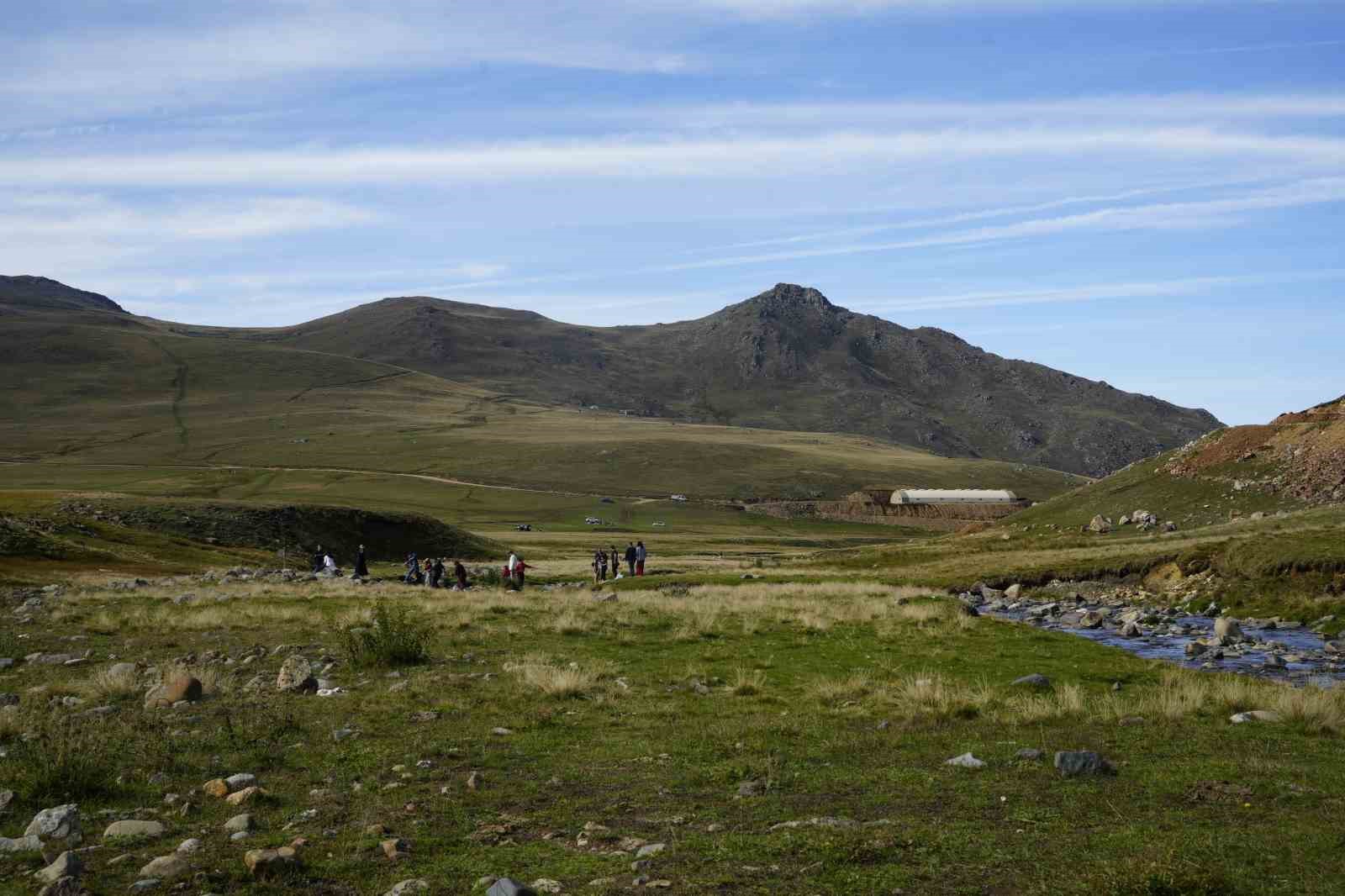 salahin-oturdugu-tasin-yanina-konulan-tabela-ve-bank-bir-gecede-kayboldu