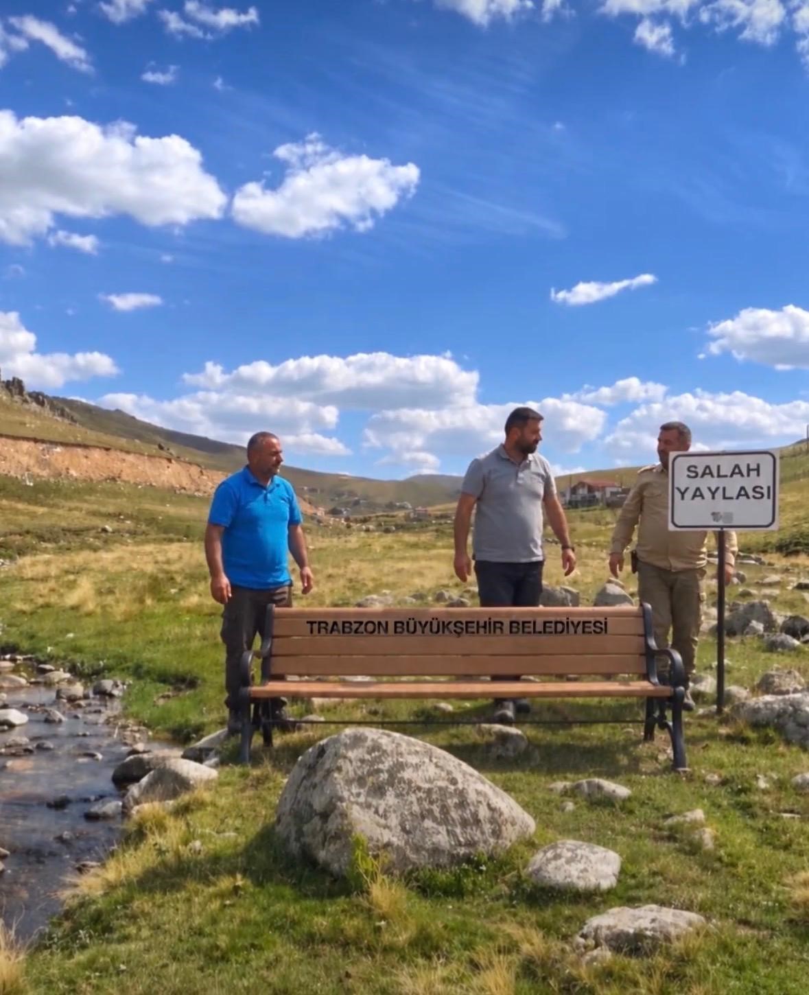 salahin-oturdugu-tasin-yanina-konulan-tabela-ve-bank-bir-gecede-kayboldu