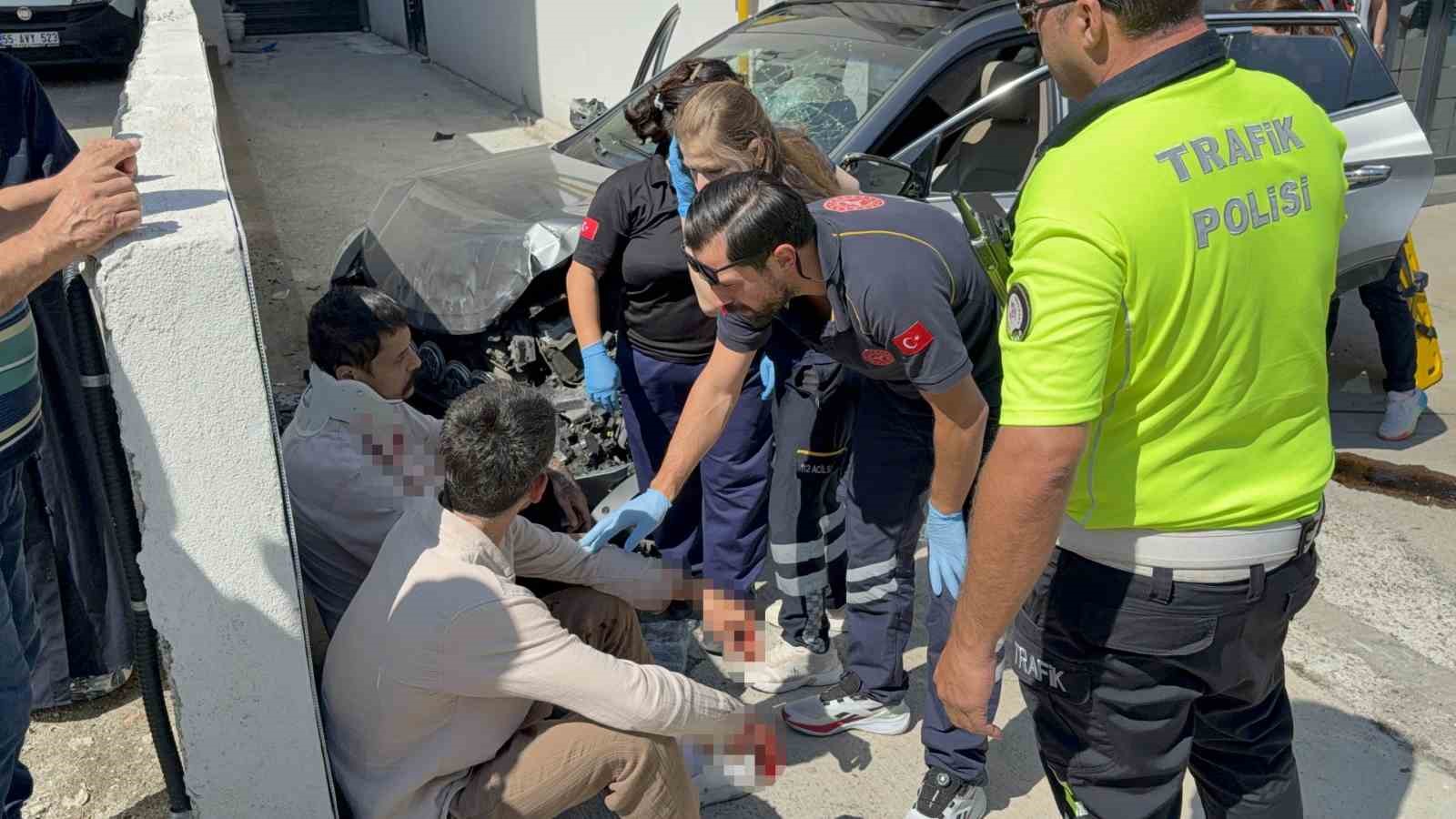 samsunda-2-otomobile-carpip-savrulan-arac-duvara-carpti-3-yarali