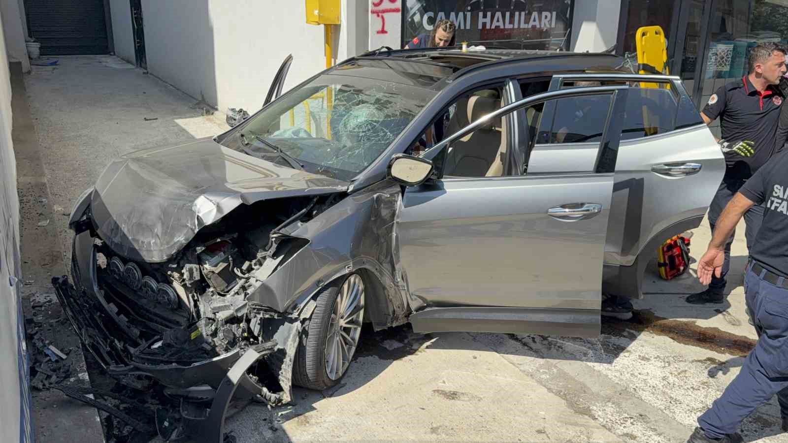 samsunda-2-otomobile-carpip-savrulan-arac-duvara-carpti-3-yarali