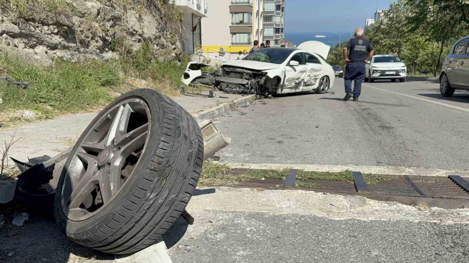 samsunda-2-otomobile-carpip-savrulan-arac-duvara-carpti-3-yarali