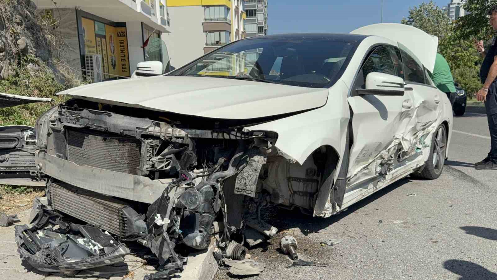 samsunda-2-otomobile-carpip-savrulan-arac-duvara-carpti-3-yarali