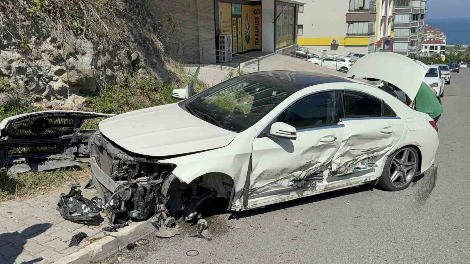 samsunda-2-otomobile-carpip-savrulan-arac-duvara-carpti-3-yarali