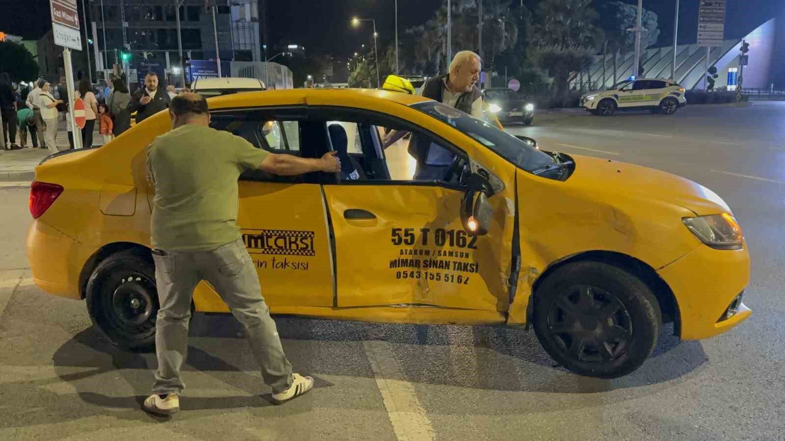 samsunda-kavsakta-iki-ticari-taksi-carpisti-2-yarali