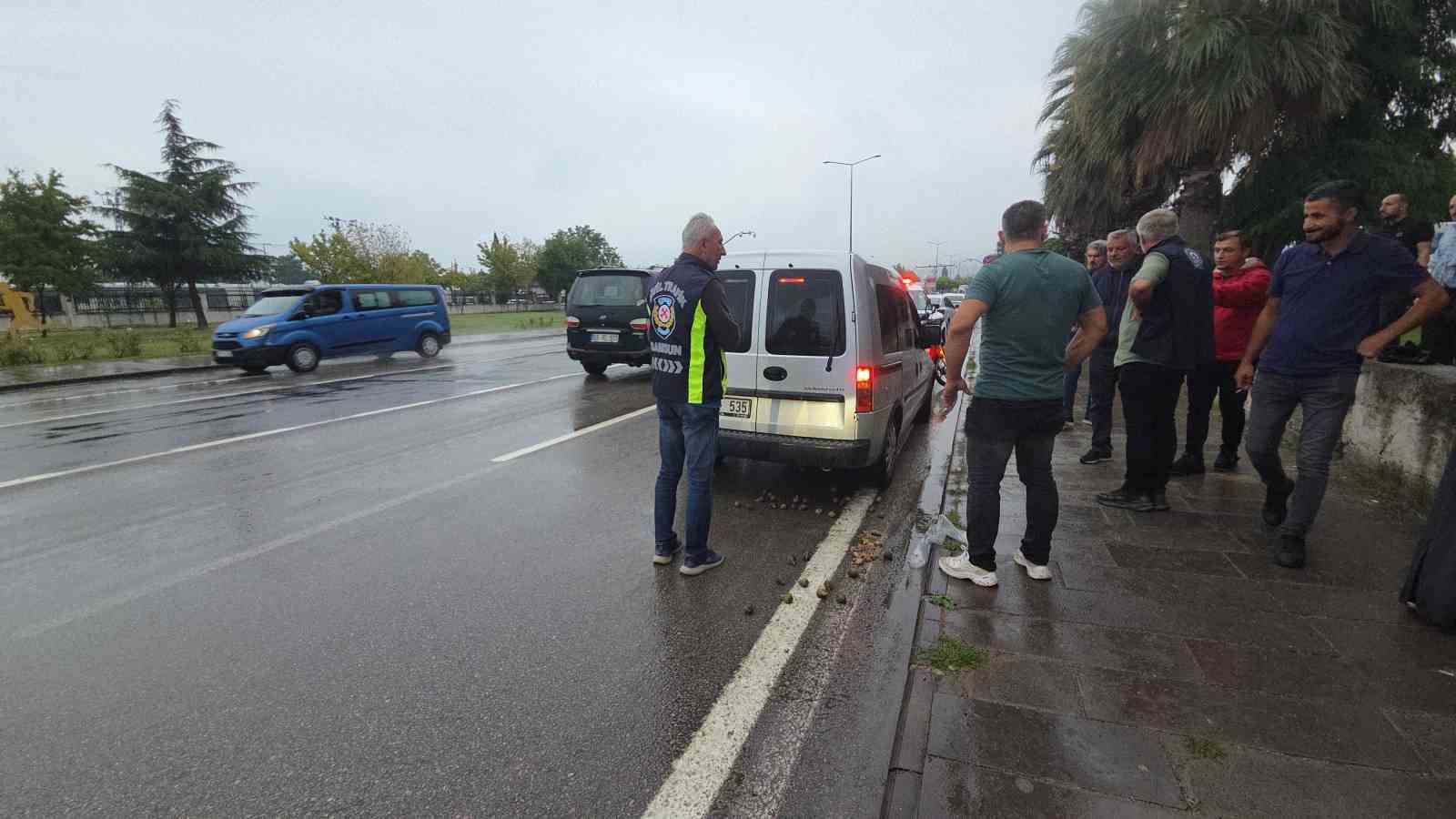 samsunda-motosiklet-yayaya-carpti-2-yarali