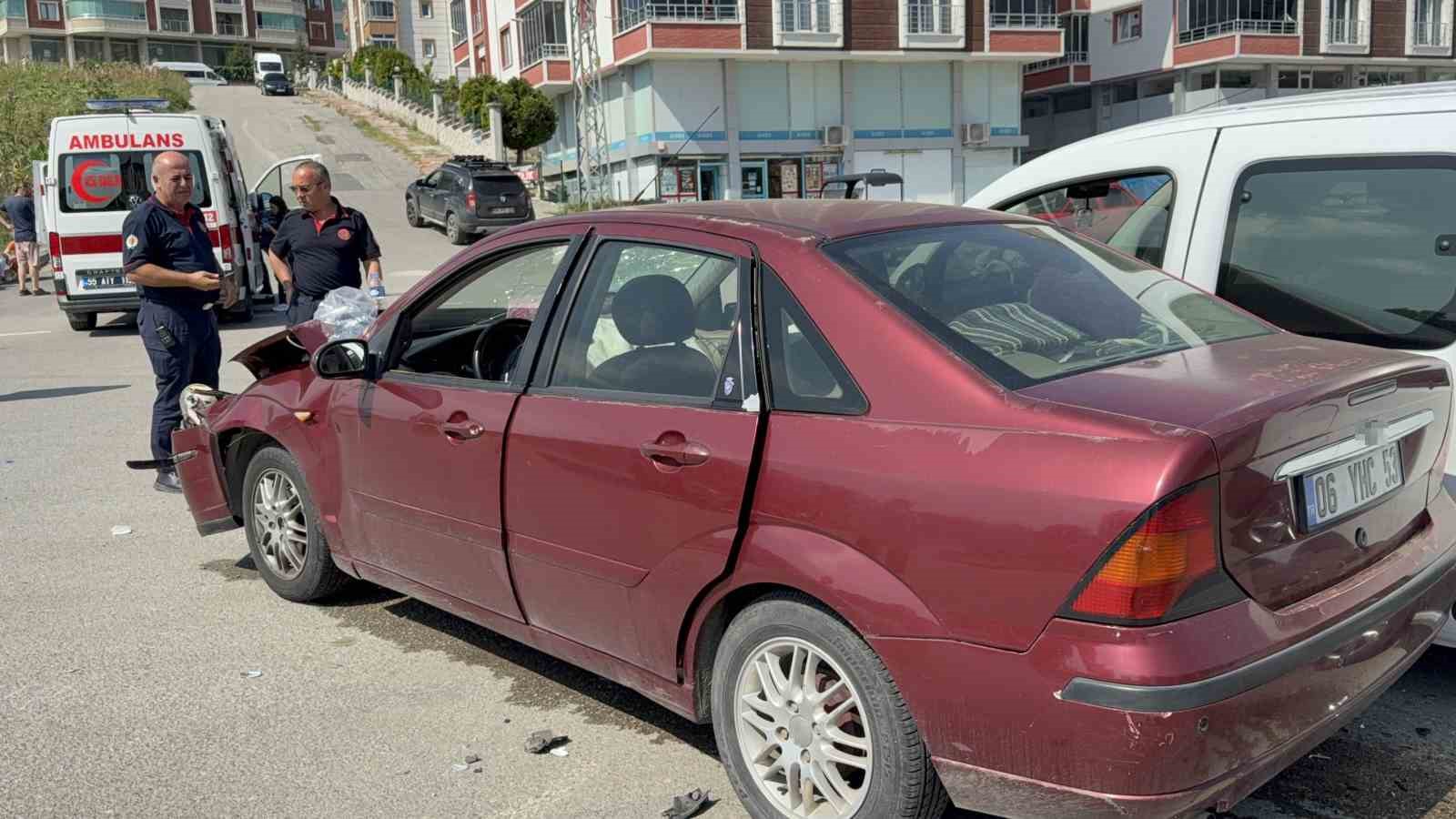 samsunda-otomobil-ile-hafif-ticari-arac-carpisti-2-yarali
