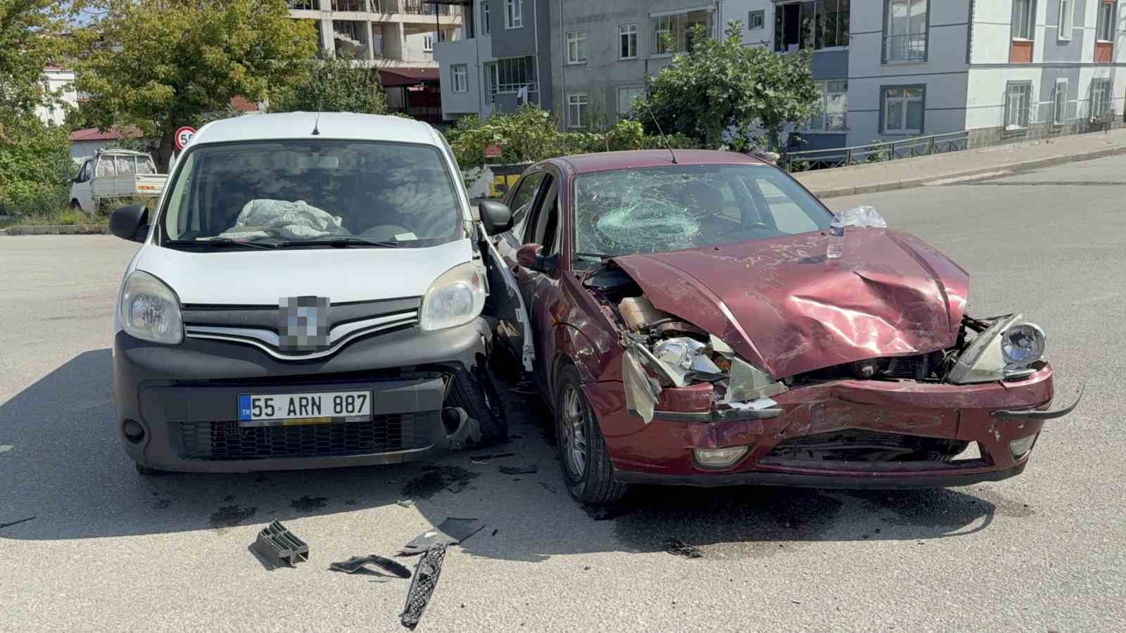 samsunda-otomobil-ile-hafif-ticari-arac-carpisti-2-yarali