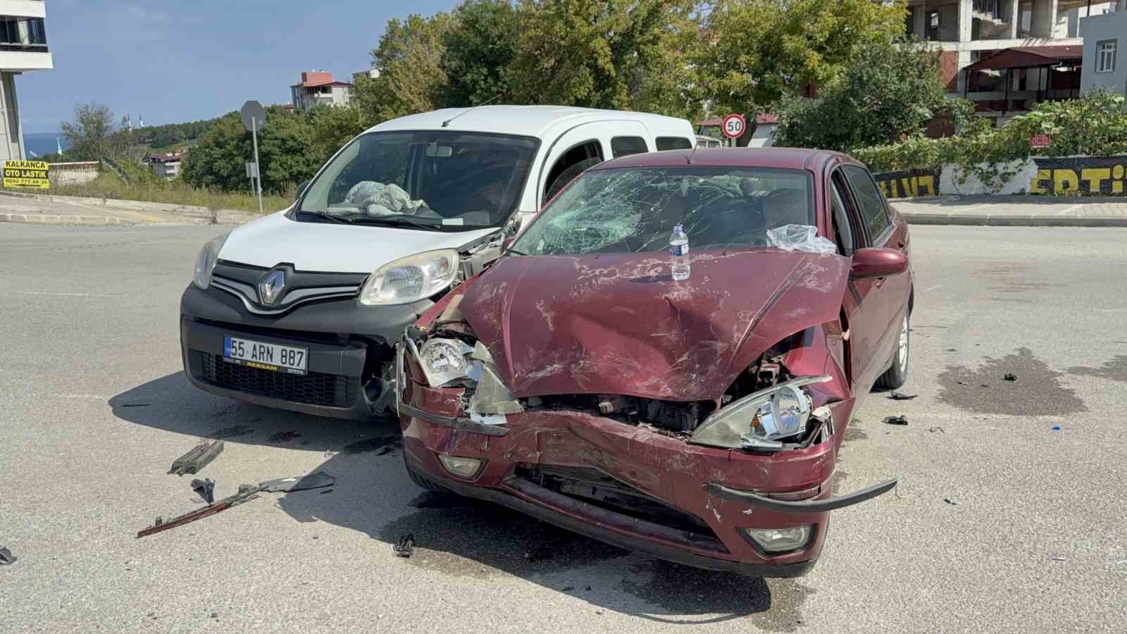 samsunda-otomobil-ile-hafif-ticari-arac-carpisti-2-yarali
