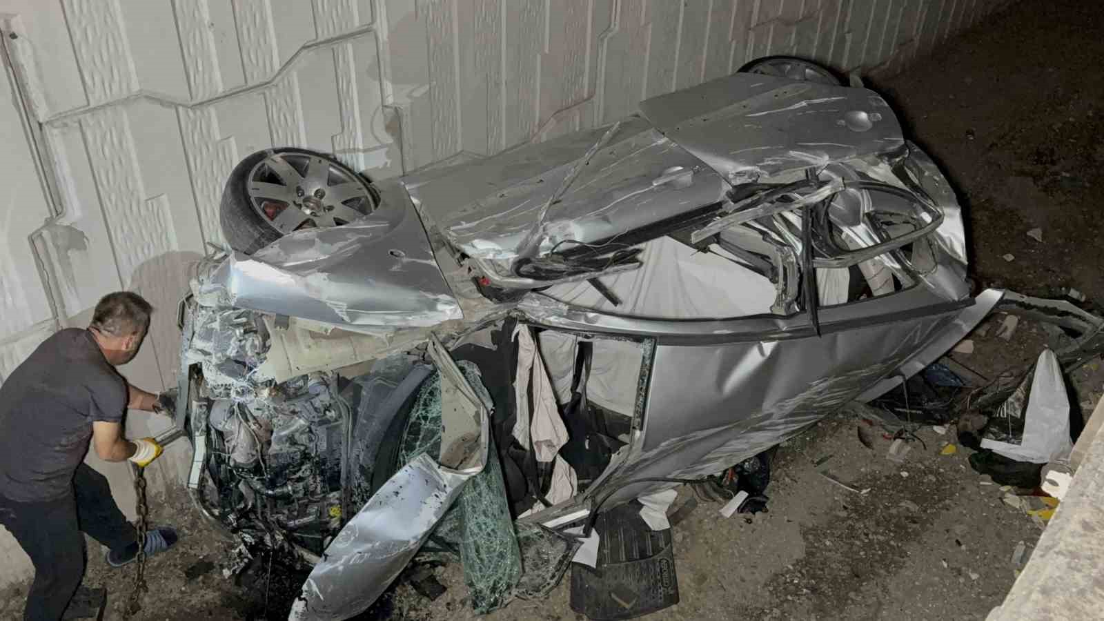 samsunda-takla-atarak-hurdaya-donen-otomobilde-2-kisi-yaralandi