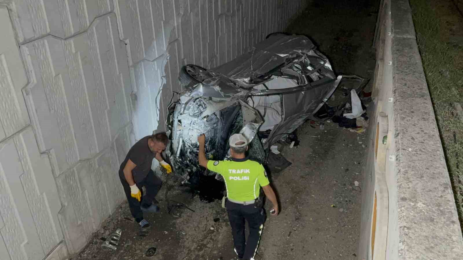 samsunda-takla-atarak-hurdaya-donen-otomobilde-2-kisi-yaralandi