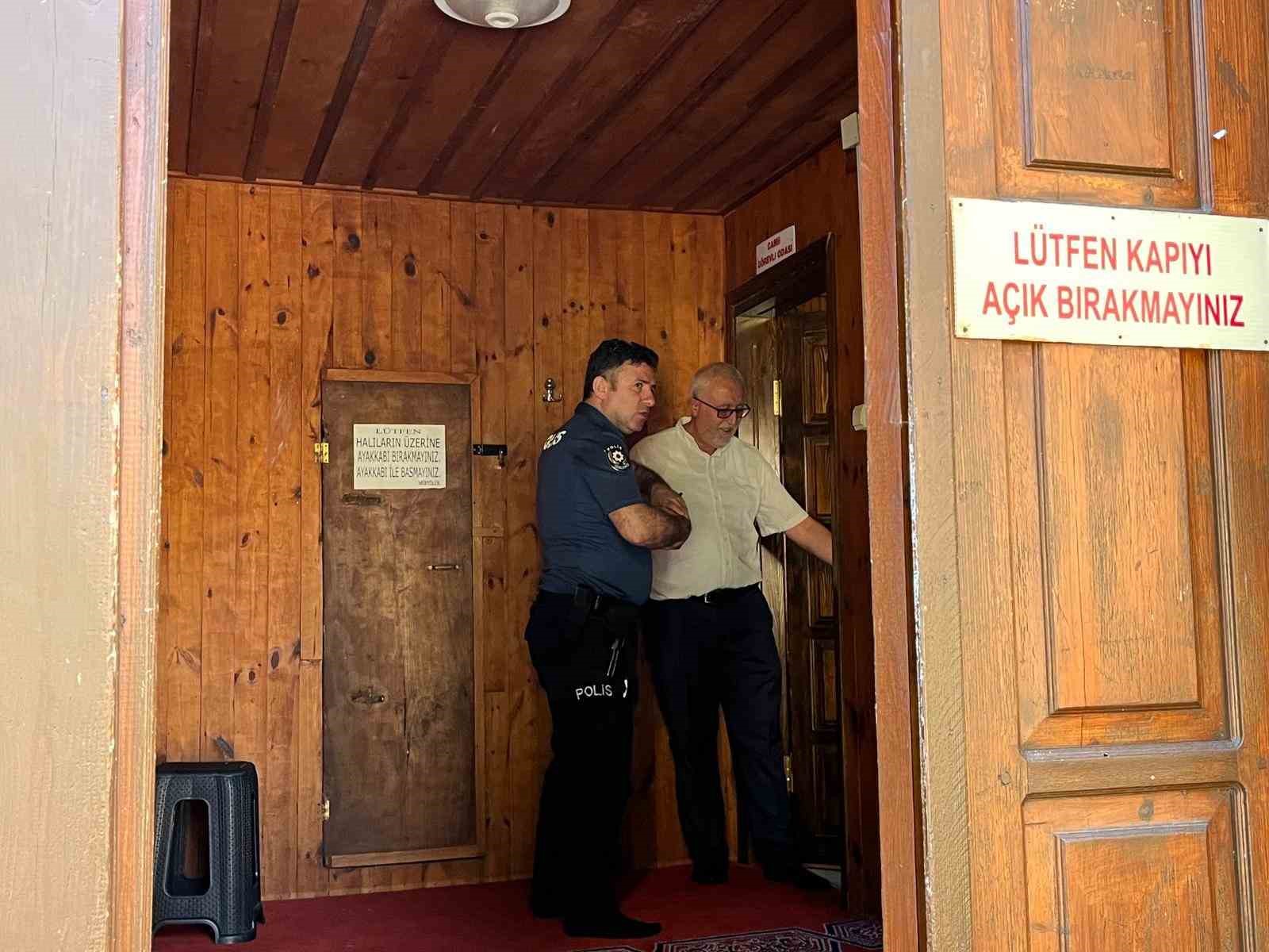 sinopta-tarihi-camide-supheli-olay-elektrik-hatti-kesildi-imam-odasinin-kapisi-zorlandi