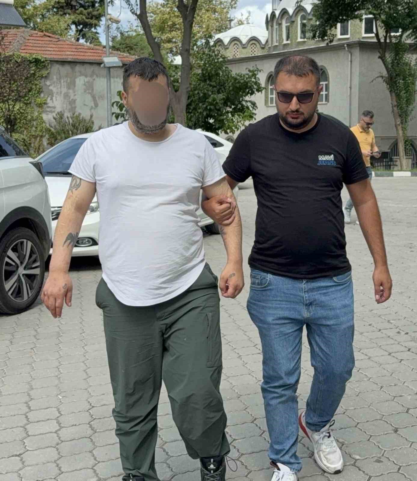 sokakta-bicakli-dehset-tanimadigi-kadini-bicaklayip-agir-yaraladi