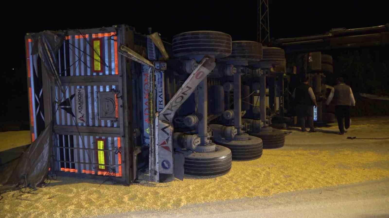 su-sisesi-kazaya-neden-oldu-tir-devrildi-25-ton-misir-yola-sacildi