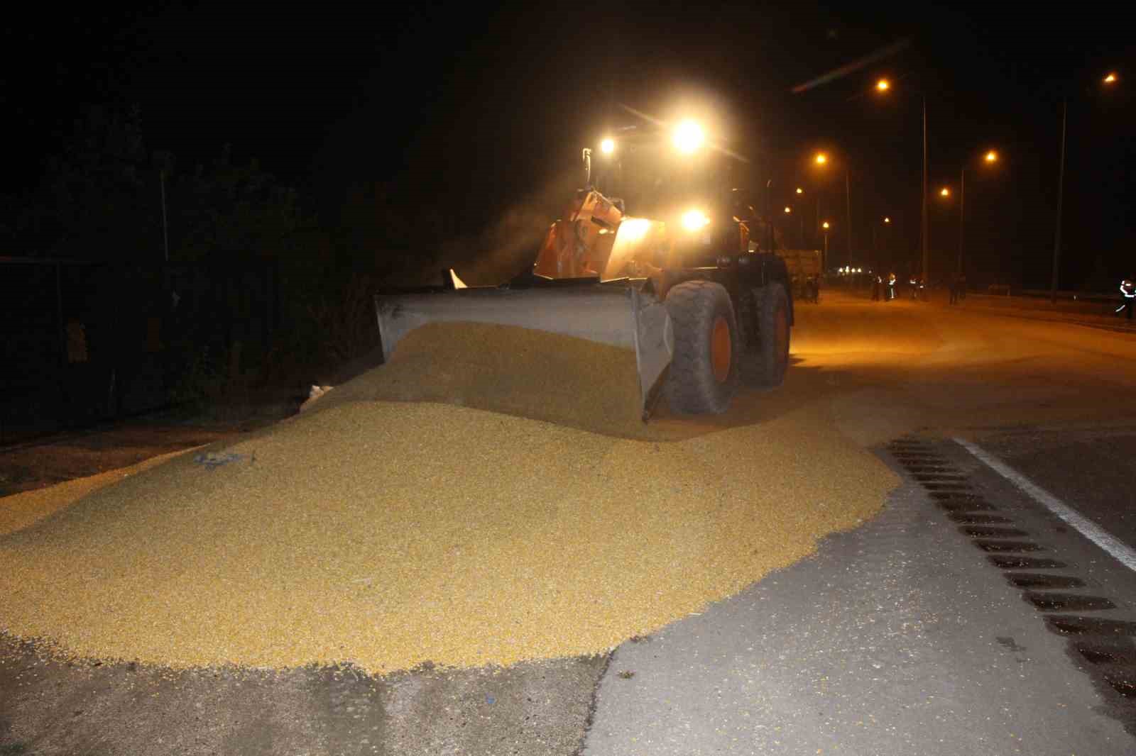 su-sisesi-kazaya-neden-oldu-tir-devrildi-25-ton-misir-yola-sacildi