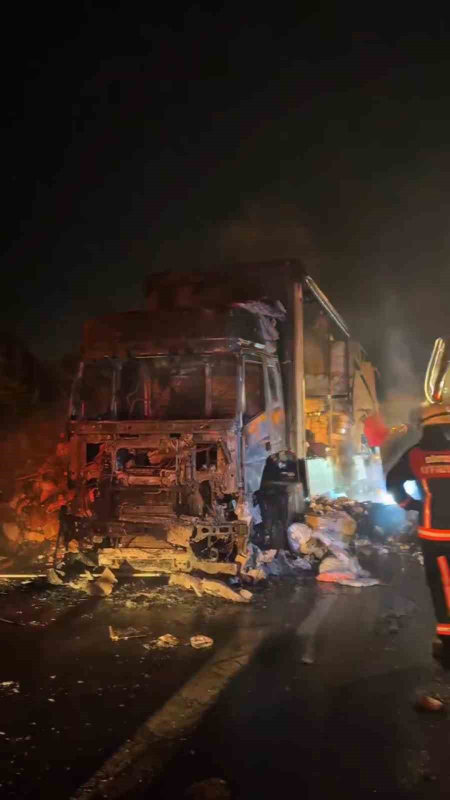 temde-tekstil-yuklu-tir-alev-alev-yandi