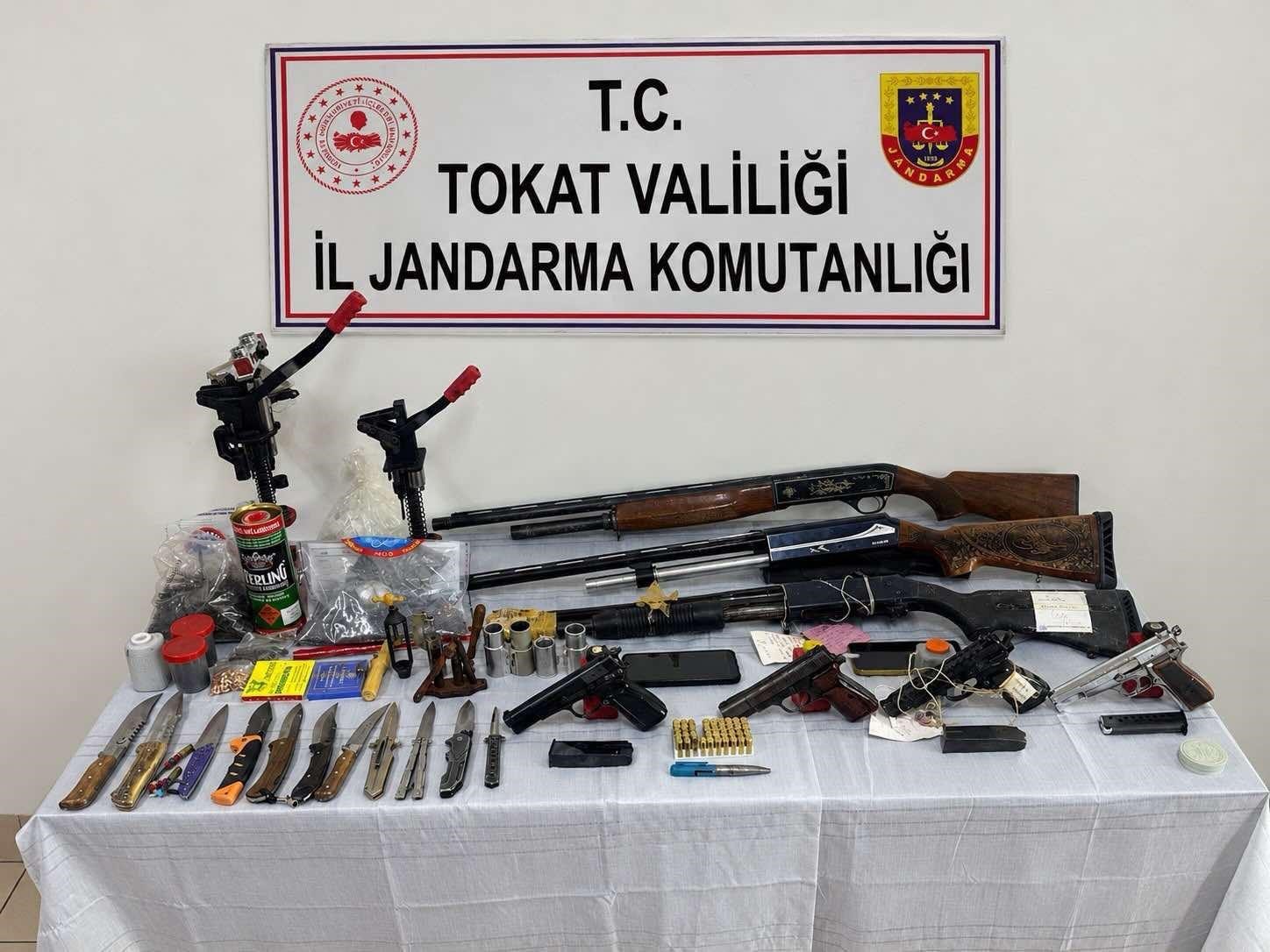 tokatta-11-adrese-es-zamanli-silah-operasyonu-11-gozalti