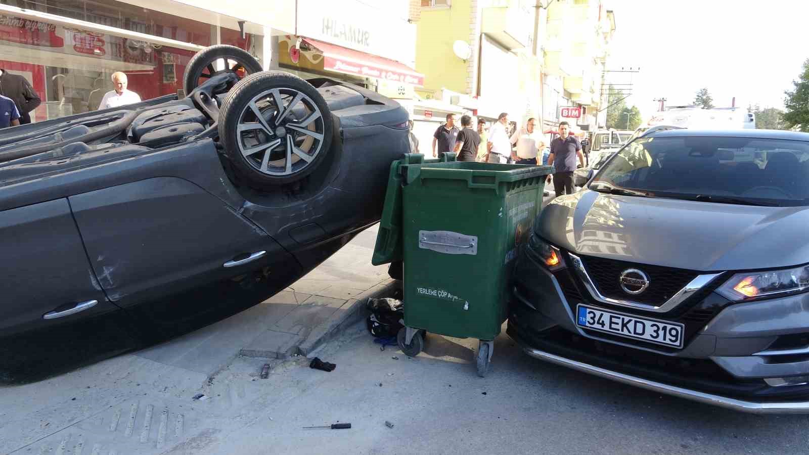 uc-araca-carpan-otomobil-takla-atti-surucu-yara-almadan-kurtuldu