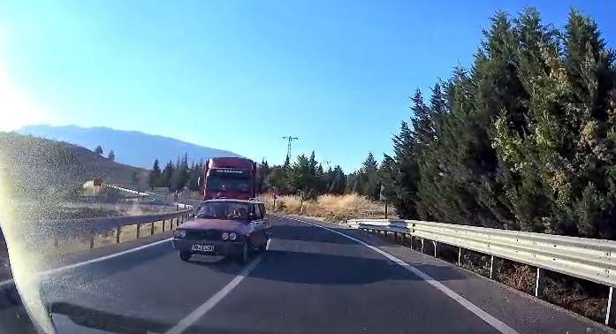 virajda-hatali-sollama-faciaya-davetiye-cikariyordu-kafa-kafaya-carpismadan-saniyelerle-kurtuldular