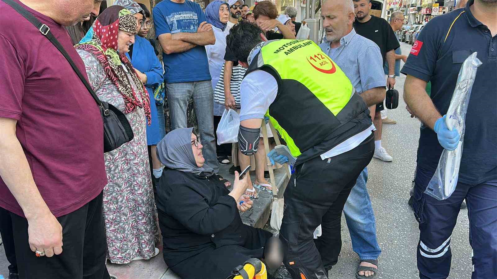 yolun-karsisina-gecmeye-calisan-yasli-kadin-ve-torununa-otomobil-carpti-surucu-kacti