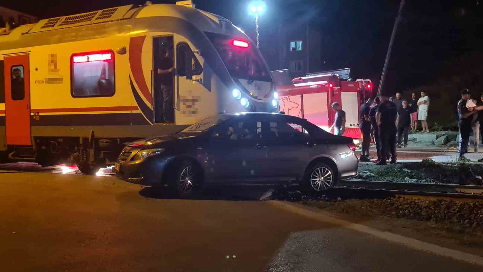 zonguldakta-yolcu-treni-otomobille-carpisti-5-yarali