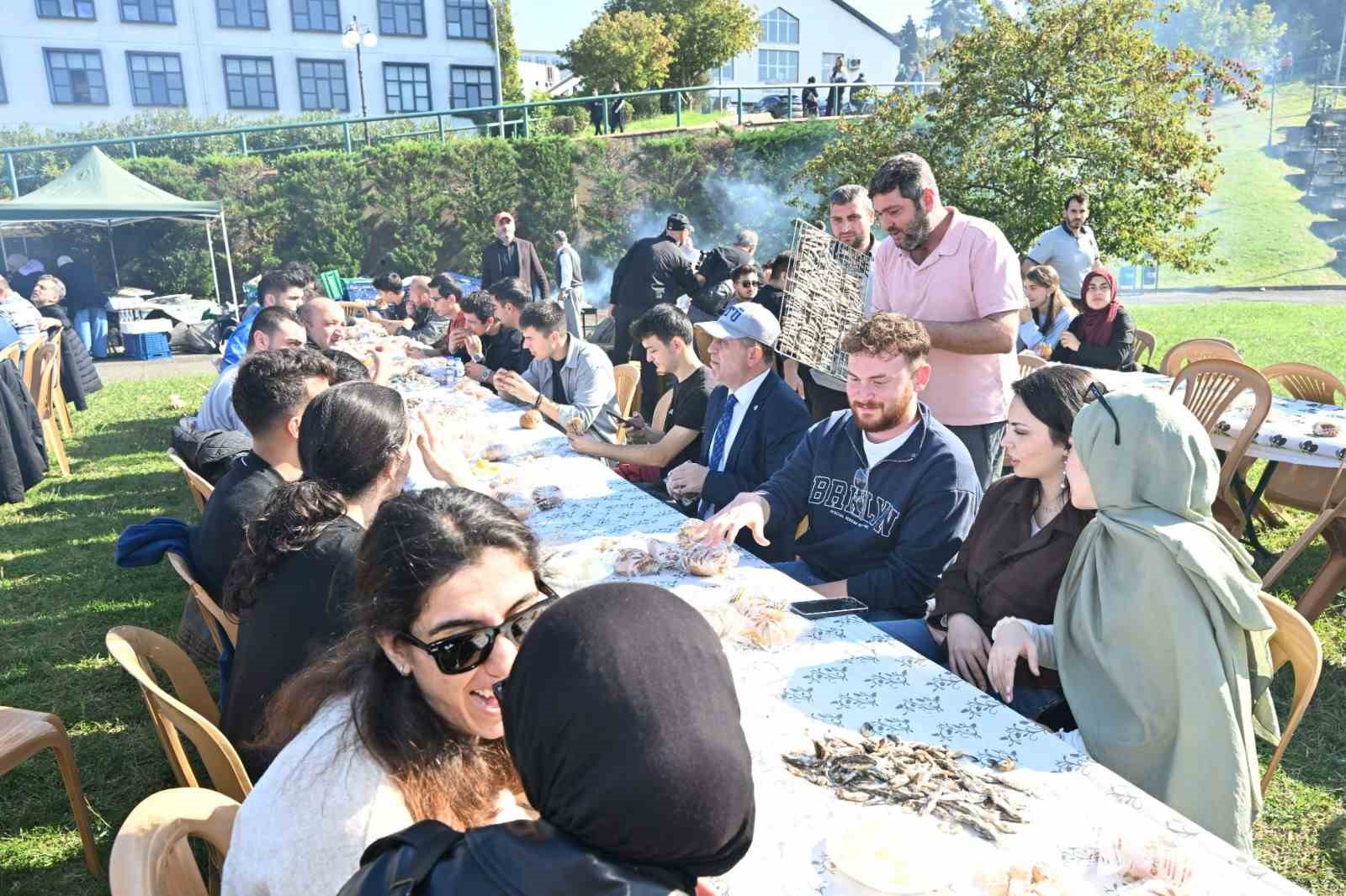 2-saatte-3-ton-hamsi-yediler