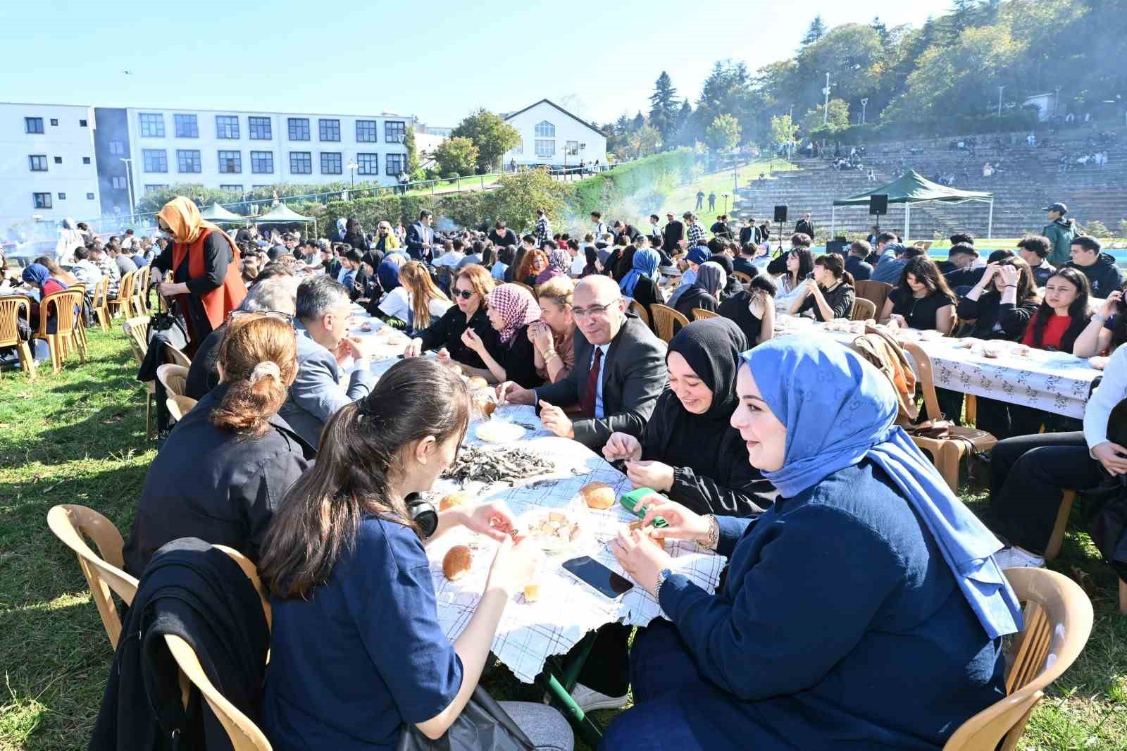 2-saatte-3-ton-hamsi-yediler