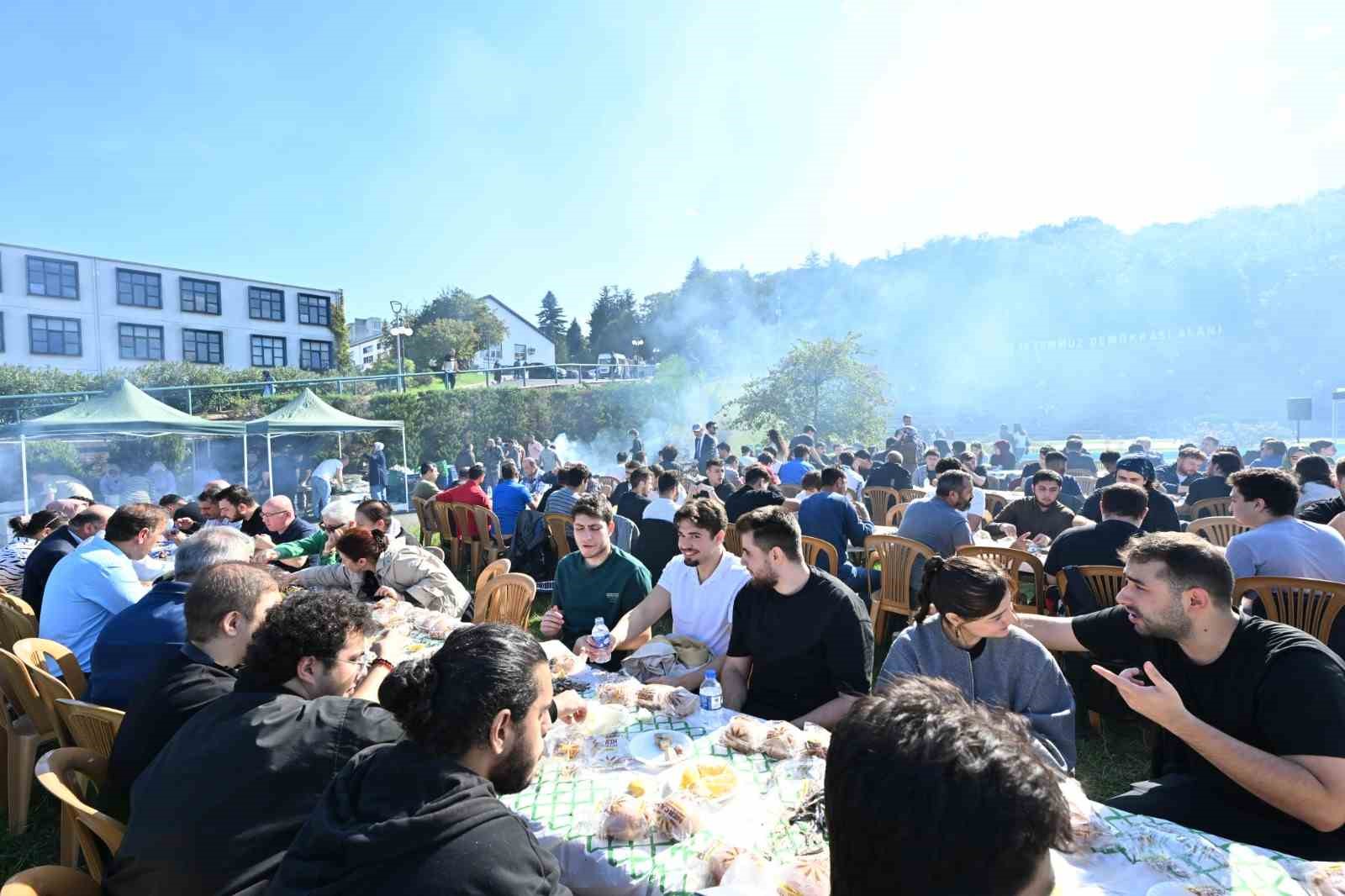 2-saatte-3-ton-hamsi-yediler