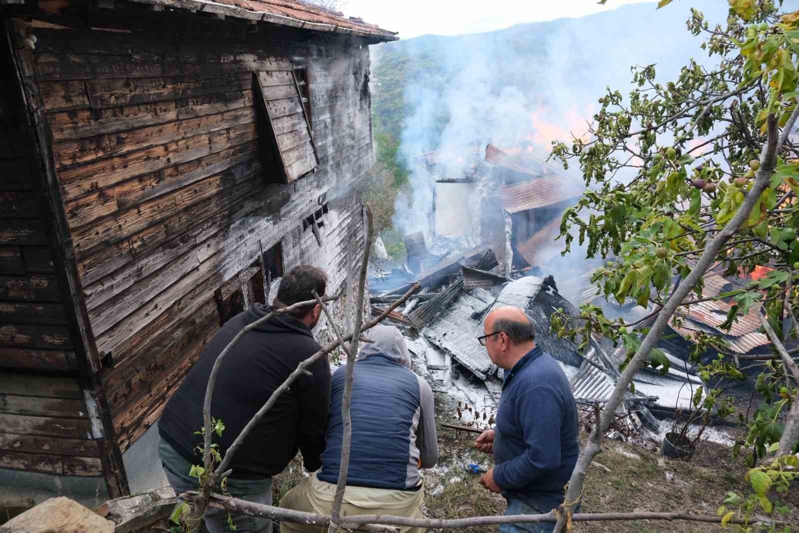 alevlere-teslim-olan-ahsap-ev-kule-dondu