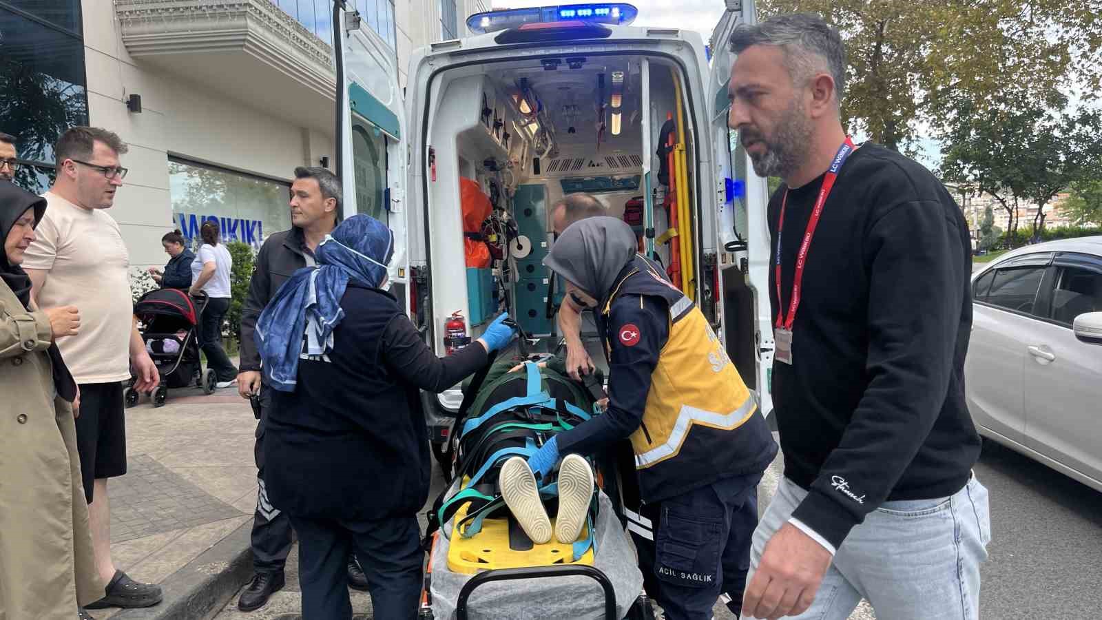 alisveris-merkezinin-merdiveninden-dusen-yasli-kadin-yaralandi