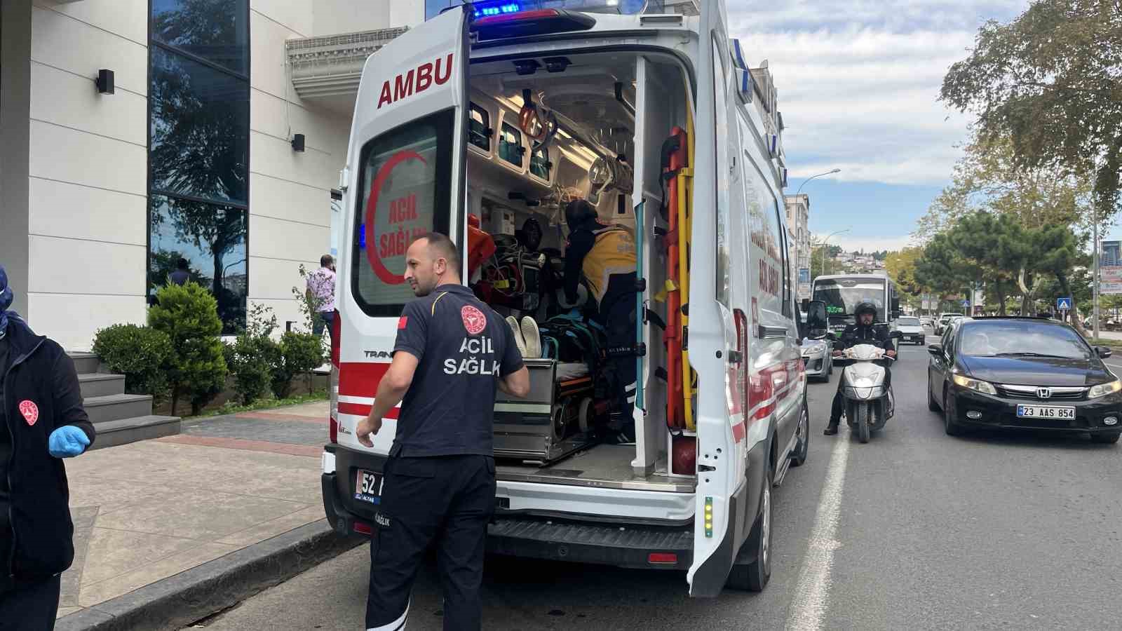 alisveris-merkezinin-merdiveninden-dusen-yasli-kadin-yaralandi