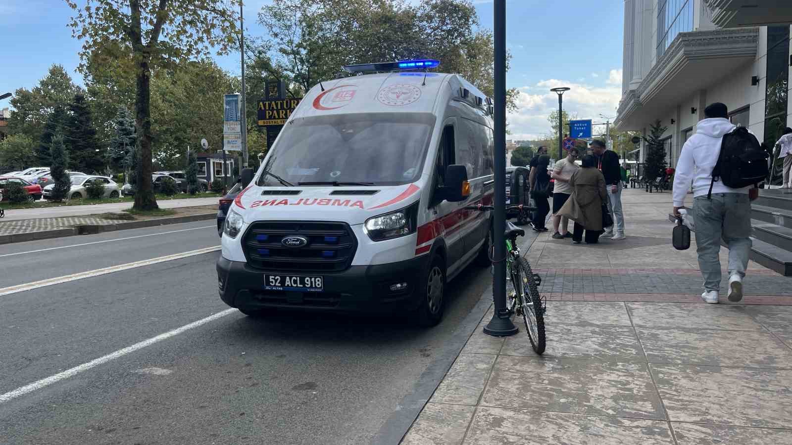 alisveris-merkezinin-merdiveninden-dusen-yasli-kadin-yaralandi